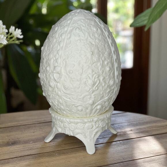 White Ornate Faberge Elagent Style Egg Jewelry Trinket Box Hinged Plastic - Picture 1 of 7